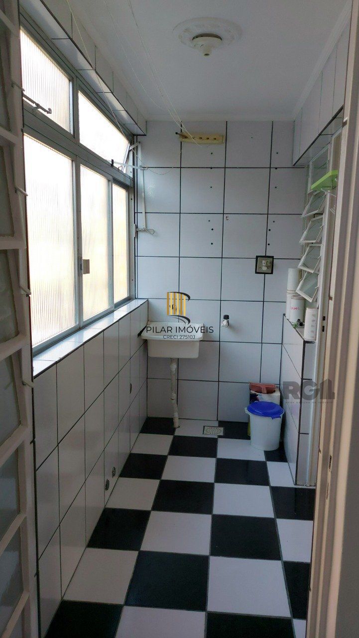 Apartamento de dois dormitórios com uma vaga de garagem no bairro Cristal em Porto Alegre.