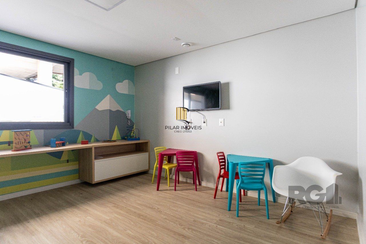 Apartamento de dois dormitórios, suíte e uma vaga de garagem no bairro Santana em Porto Alegre
