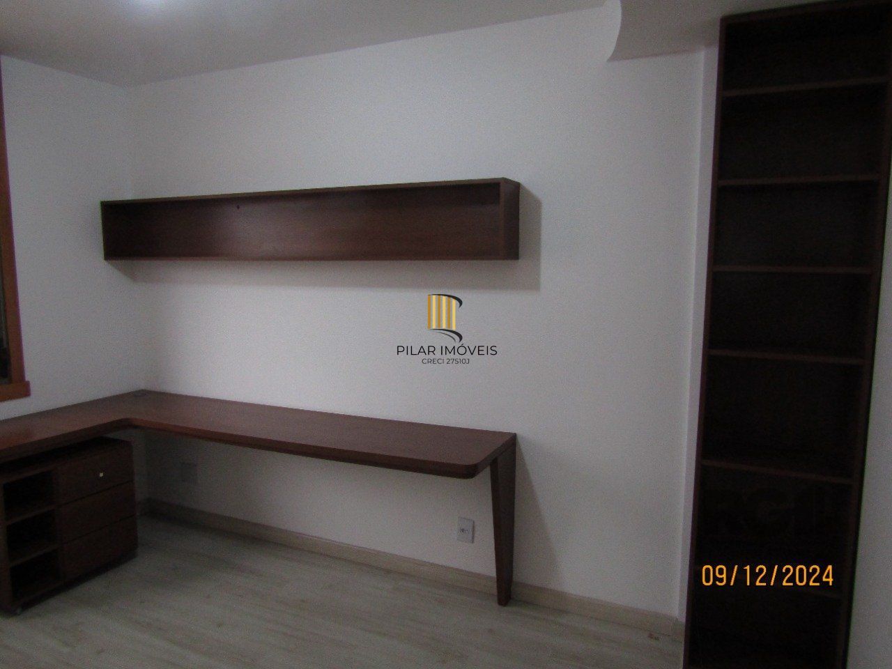 Apartamento de três dormitórios, suíte e duas vagas de garagem no bairro Higienópolis em Porto Alegre.