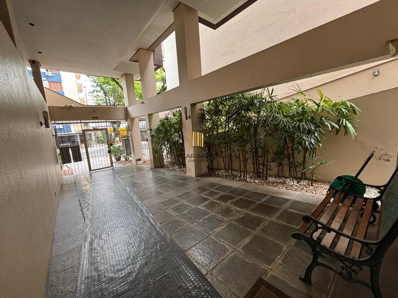 Apartamento de dois quartos e uma vaga de garagem no bairro Bom Fim em POA/RS