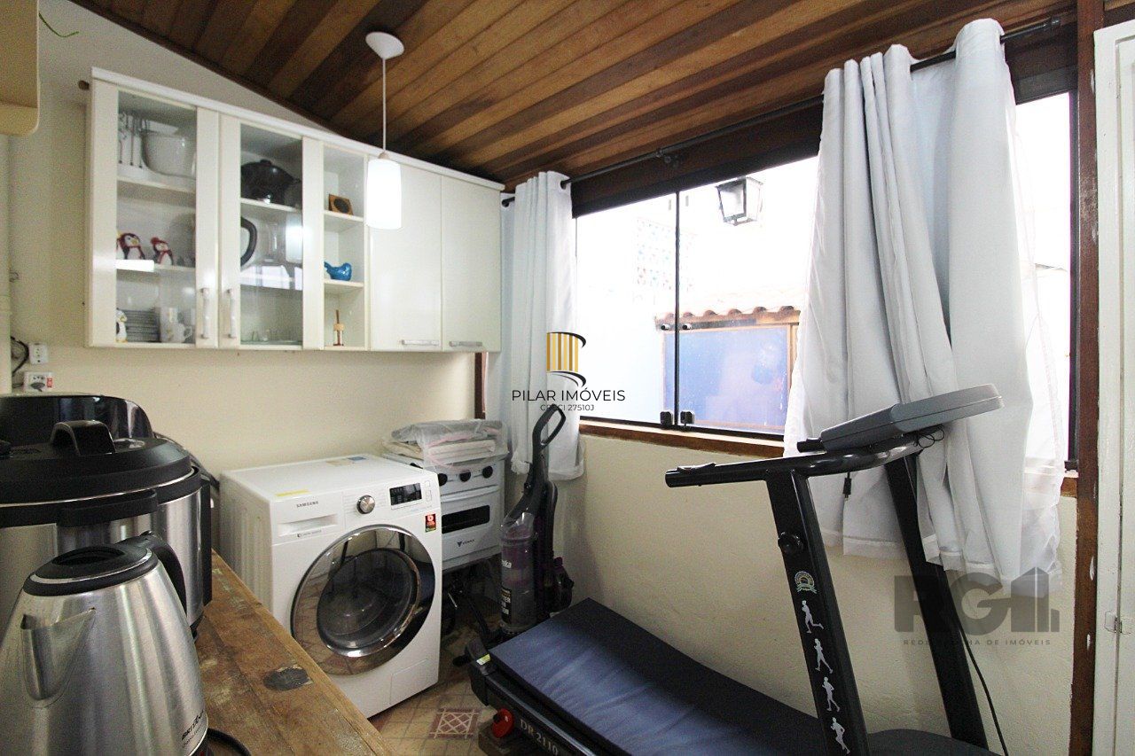 Sobrado com dois dormitórios e uma vaga de garagem próximo ao Zaffari da Juca Batista no bairro da Hípica em Porto Alegre.