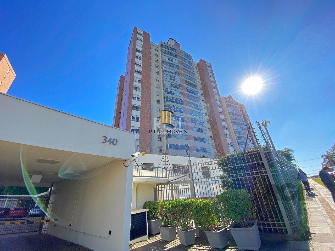 Excelente apartamento, finamente decorado e mobiliado, excelente iluminação, possuindo 03 dormitórios e 03 suites, sendo 01 master