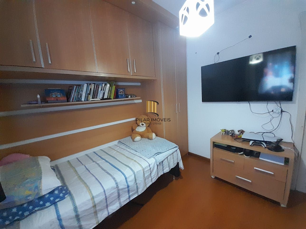 Apartamento de dois quartos e uma vaga de garagem em condomínio com infraestrutura de lazer e segurança.