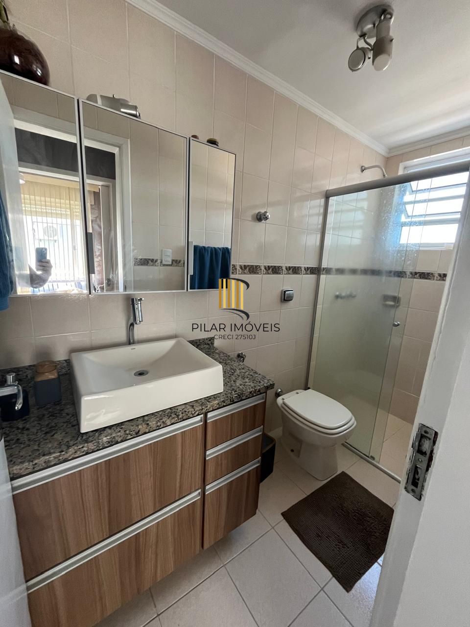 Apartamento de 2 quartos, 2 banheiros e 1 vaga de garagem no bairro Santana POA