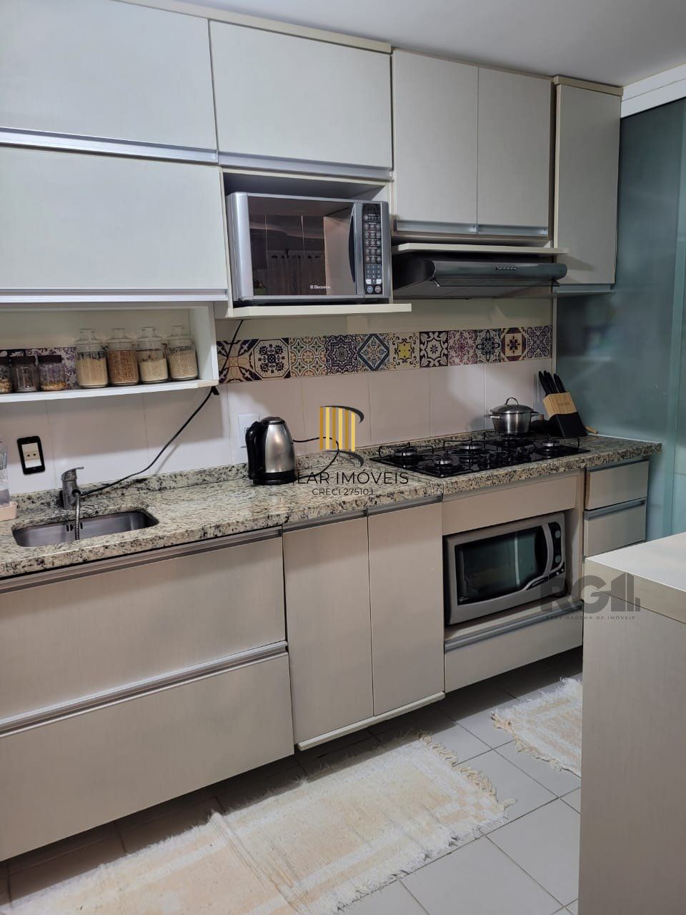 Apartamento de três dormitórios, suíte e uma vaga de garagem no bairro Jardim Carvalho em Porto Alegre.