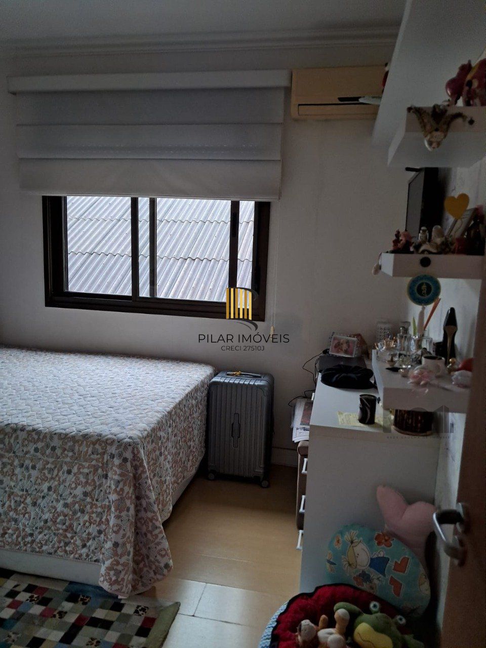 Apartamento de dois quartos, suíte e uma vaga de garagem no bairro Santana em Porto Alegre.