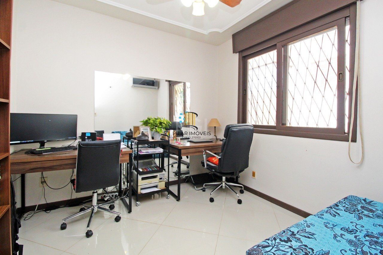 Casa para Venda - 464.5m², 3 dormitórios, sendo 1 suites, 3 vagas - Petrópolis