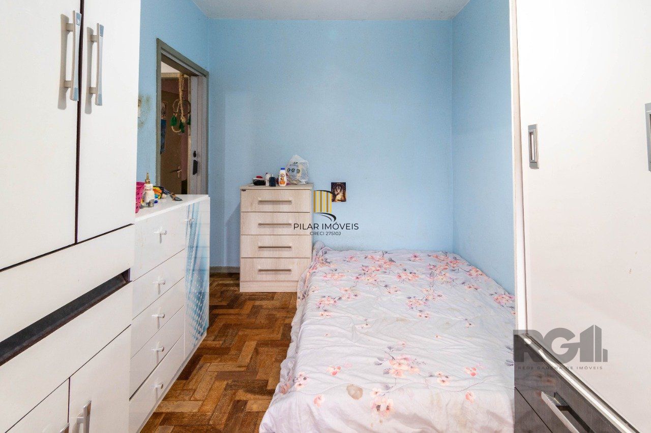 Apartamento de três dormitórios com vaga no Conjunto Residencial Roque Calage, bairro Passo da Areia em Porto Alegre.
