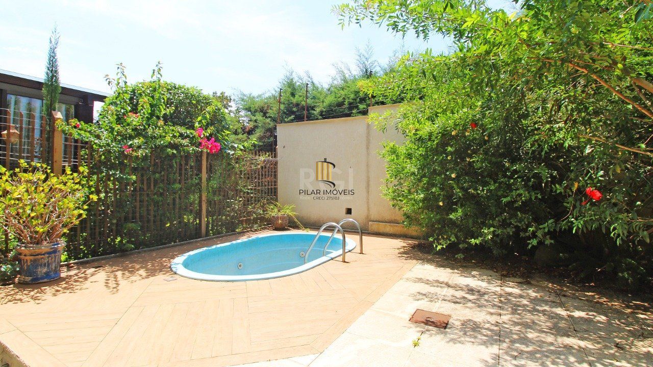   Excelente casa em condomínio com três (3) dormitórios, uma (1) suíte, duas (2) vagas de garagem próximo  ao Barra Shopping , no bairro  Cristal em Porto Alegre.