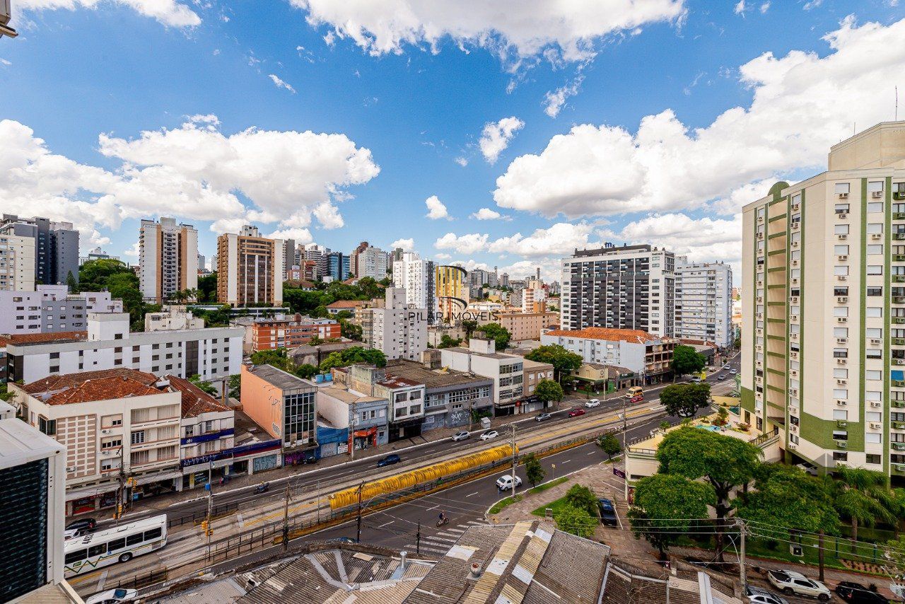 Apartamento de um quarto, suíte e uma vaga de garagem no bairro Santa Cecilia em Porto Alegre.