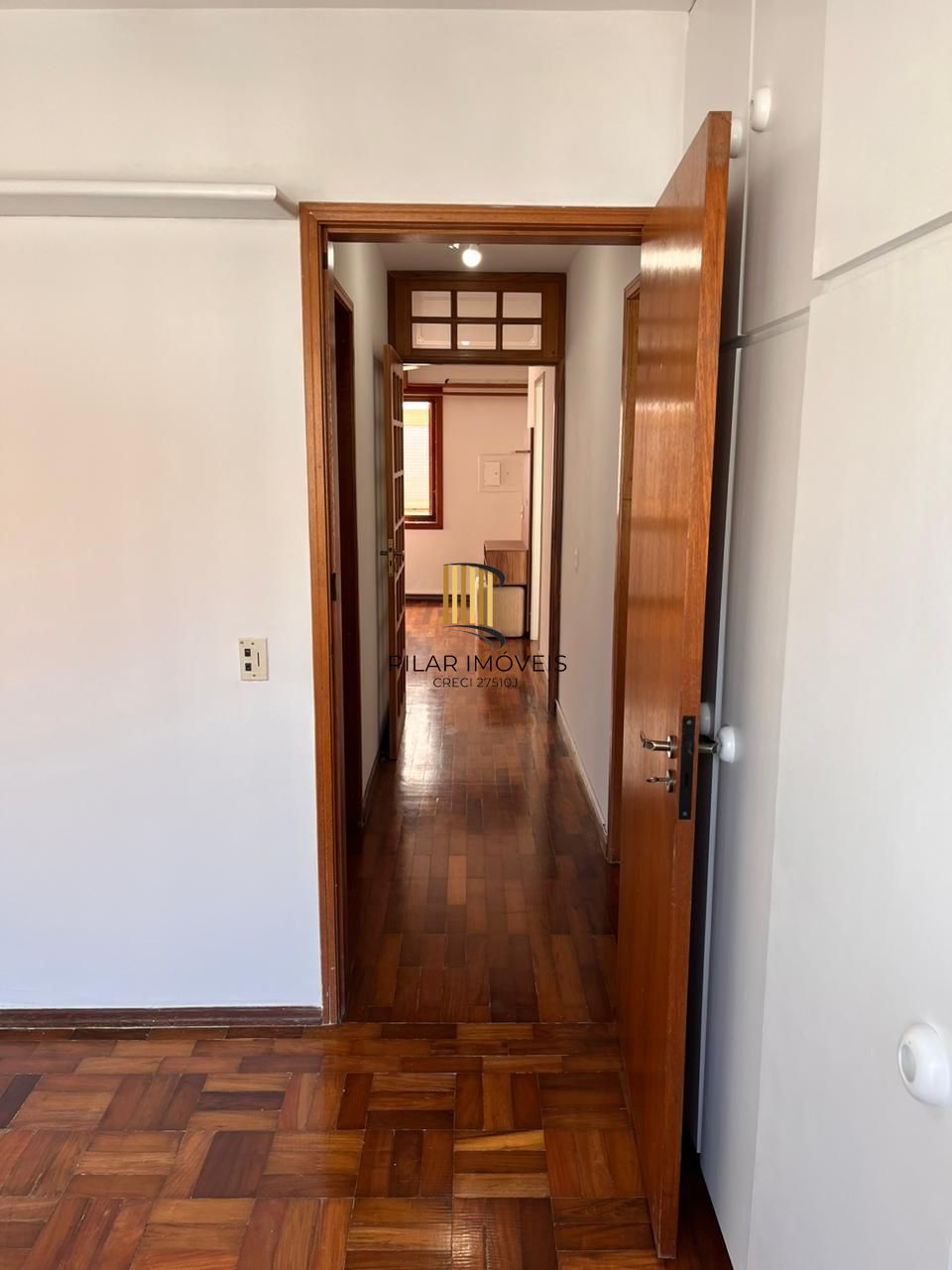 Apartamento de dois quartos e uma vaga de garagem no bairro Petrópolis em POA/RS