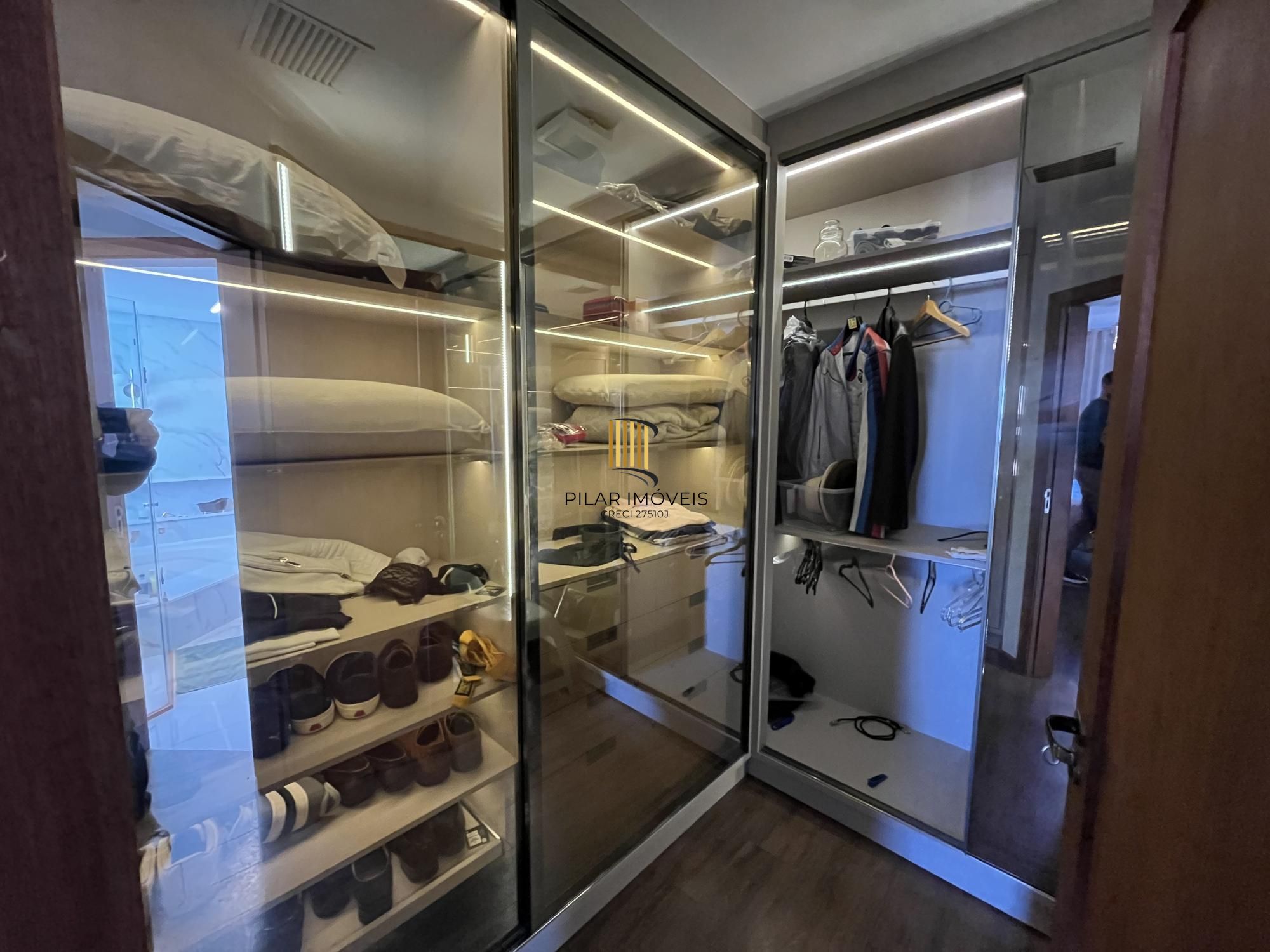 Casa de 3 quartos, todos suítes e 2 vagas de garagem no bairro Boa Vista em POA