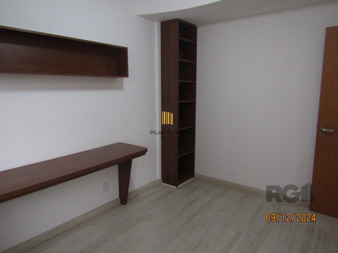Apartamento de três dormitórios, suíte e duas vagas de garagem no bairro Higienópolis em Porto Alegre.