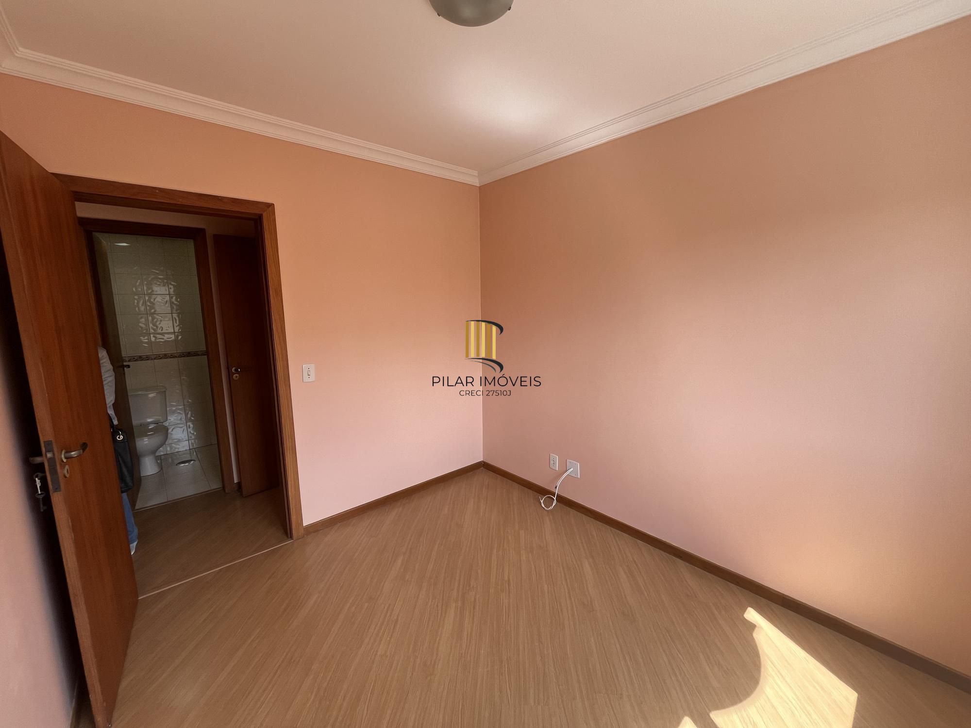 Apartamento de dois quartos, suíte e uma vaga de garagem no bairro Menino Deus