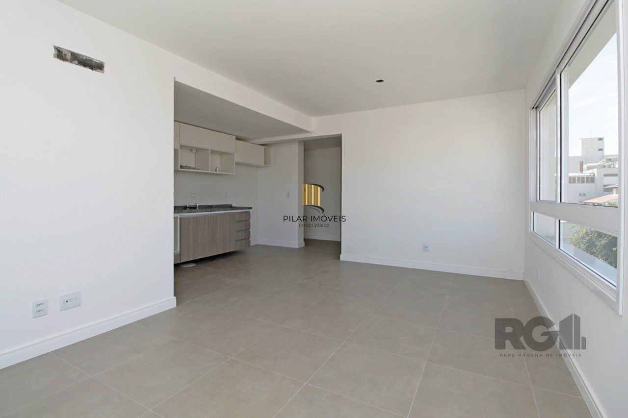 Apartamento de dois dormitórios, suíte e uma vaga de garagem no bairro Petrópolis em Porto Alegre.