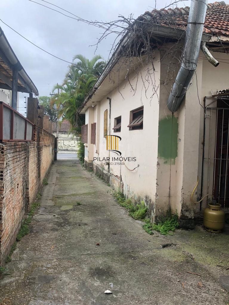 Casa/terreno medindo 200m² de privativo, 550m² totais  no bairro Partenon, 9 vag