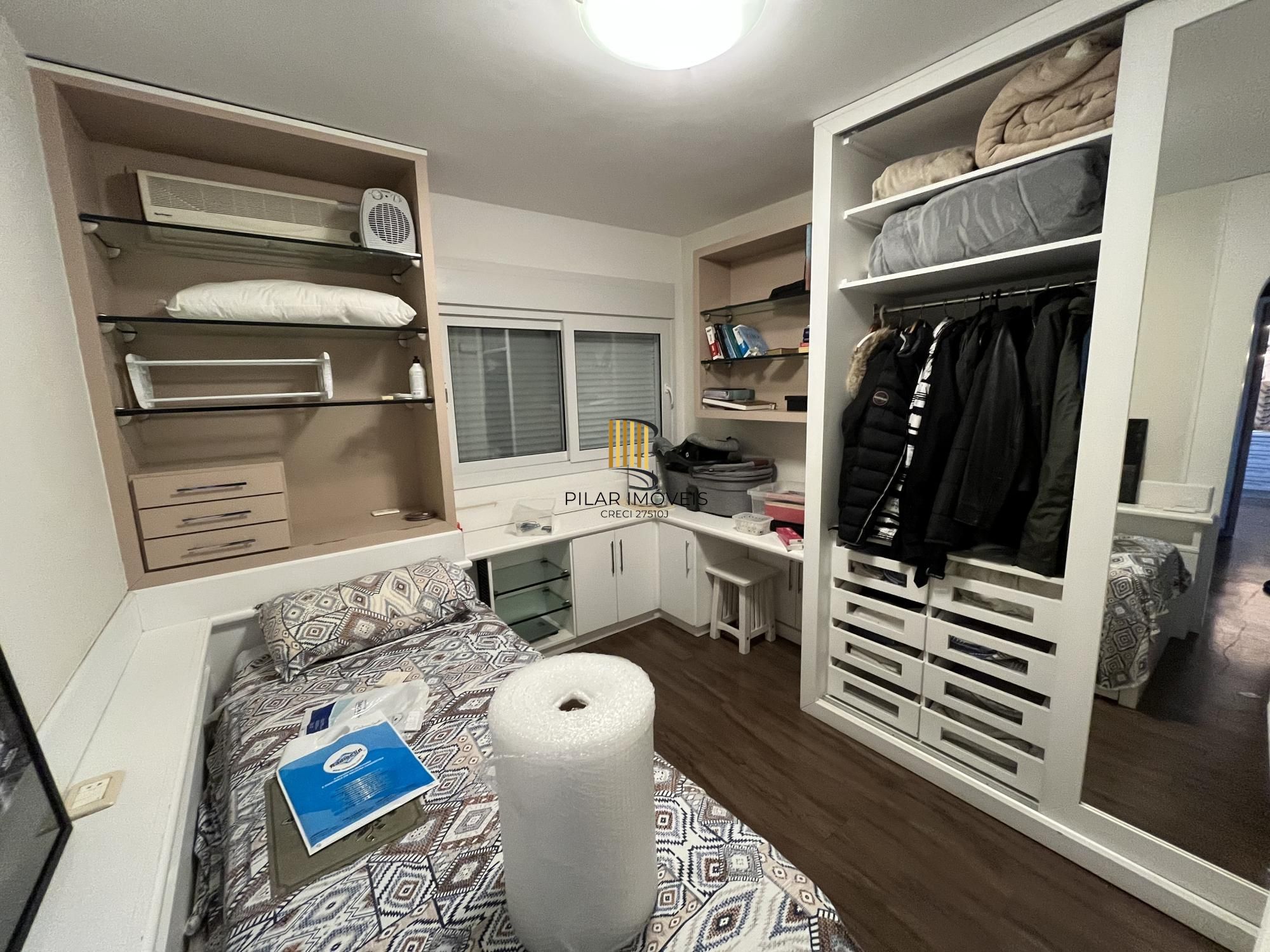 Casa de 3 quartos, todos suítes e 2 vagas de garagem no bairro Boa Vista em POA