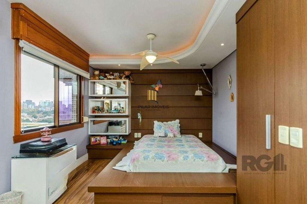 Apartamento de 138m² privativos, 3 dormitórios sendo 1 suíte. Living para 3 bons ambientes com espaço churrasco, sacada integrada e sala de estar. Cozinha com área de serviço separada.