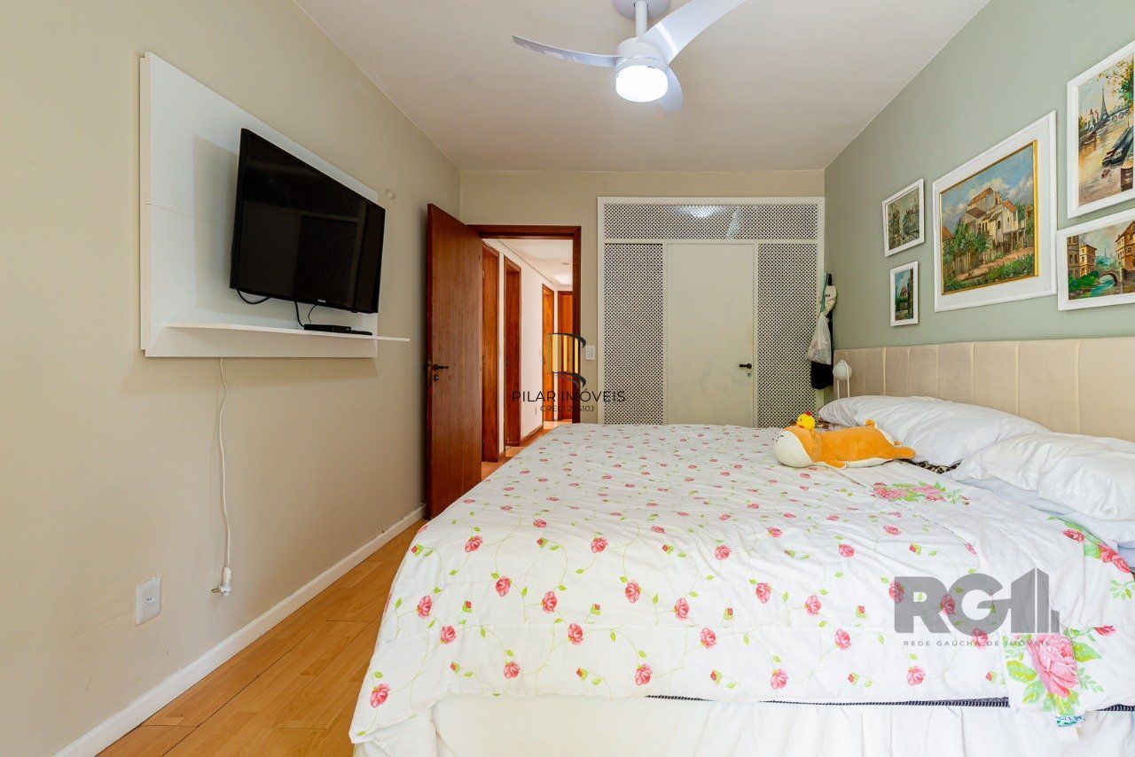 Apartamento de três quartos, suíte e uma vaga de garagem no bairro Petrópolis em Porto Alegre.