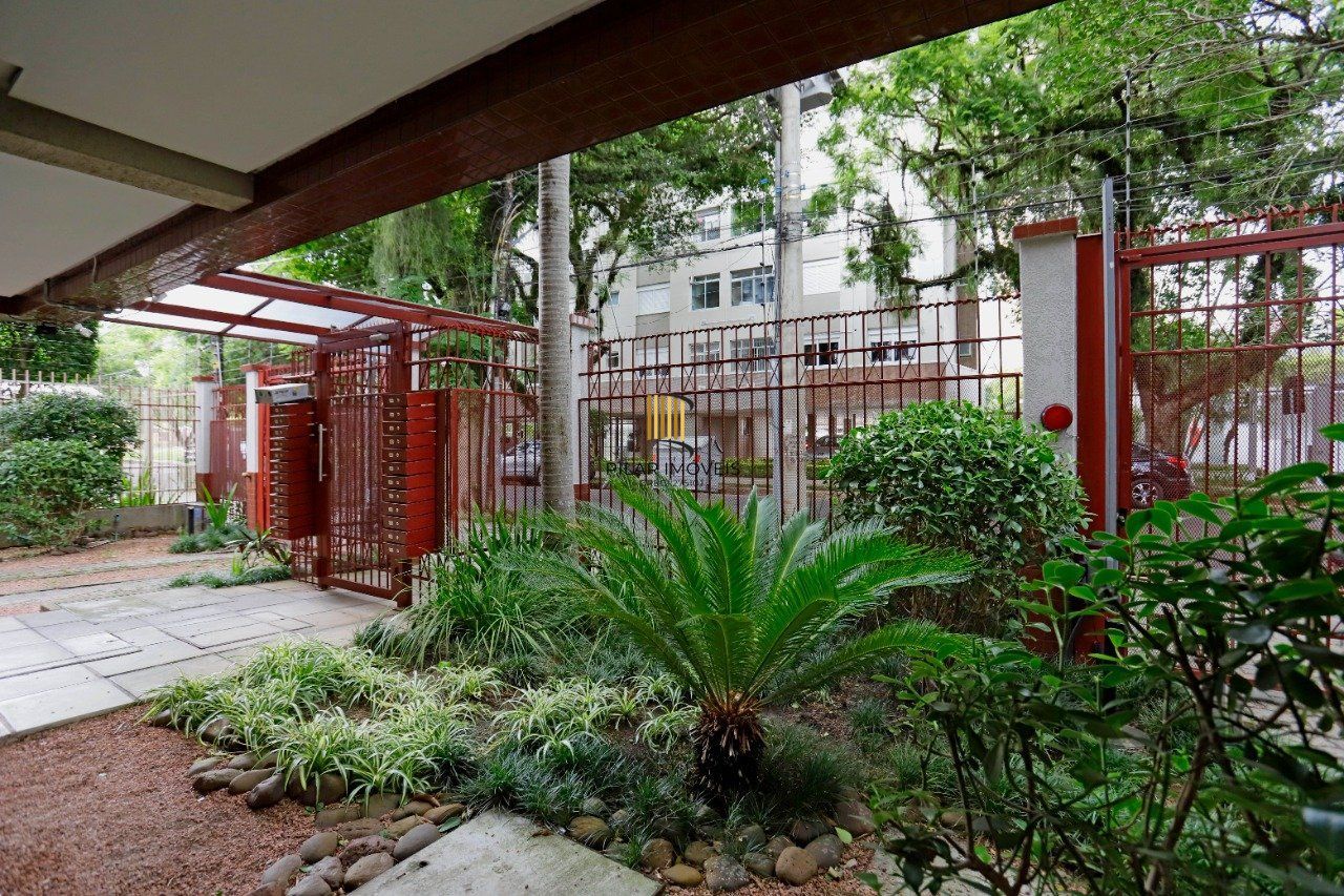 Apartamento de 2 quartos, suíte e 2 vagas de garagem no bairro Menino Deus