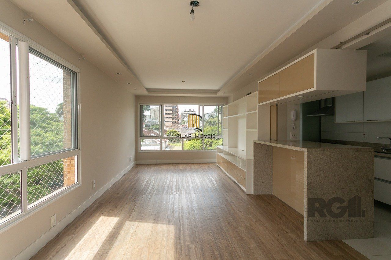 Apartamento semimobiliado e decorado no bairro Auxiliadora, com 91 m²