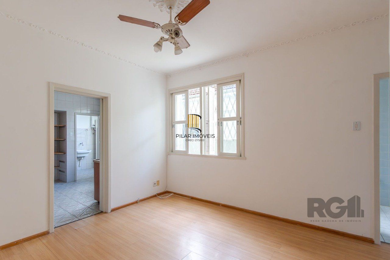 Apartamento de dois quartos e dois banheiros no bairro Rio Branco em Porto Alegre.
