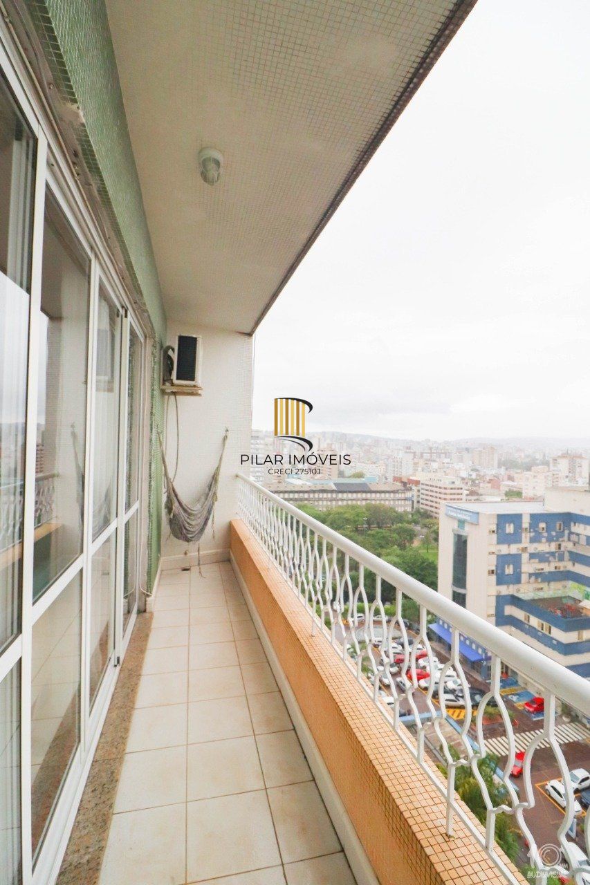 Apartamento á venda com 3 dormitórios com 1 suíte com sacada + 2 sacadas na sala e living, 233,85M²  e 1 vaga de garagem escriturada e coberta, no Bairro Independência em Porto Alegre.
