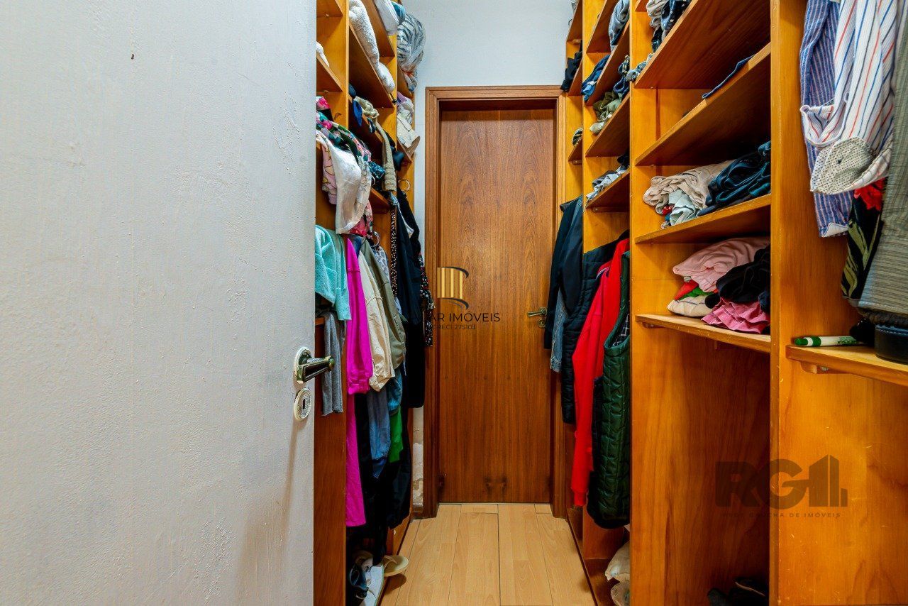 Apartamento de três quartos, suíte e uma vaga de garagem no bairro Petrópolis em Porto Alegre.