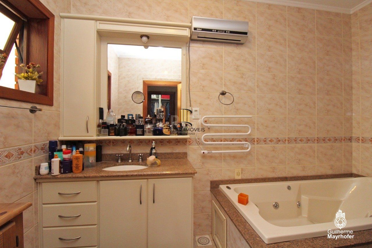 Casa para Venda - 347m², 5 dormitórios, sendo 2 suites, 3 vagas - São João