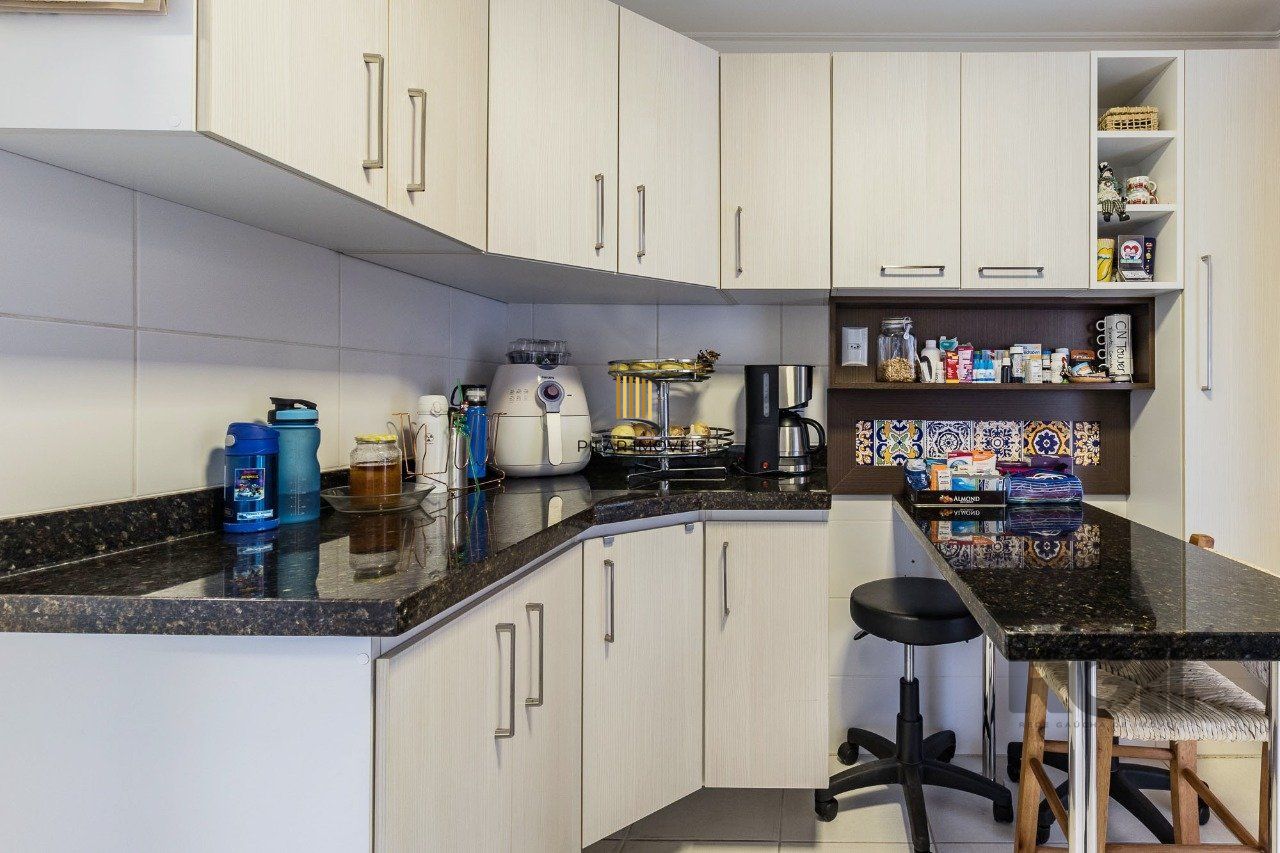 Apartamento de três quartos, suíte e duas vagas de garagem no bairro Rio Branco em Porto Alegre.