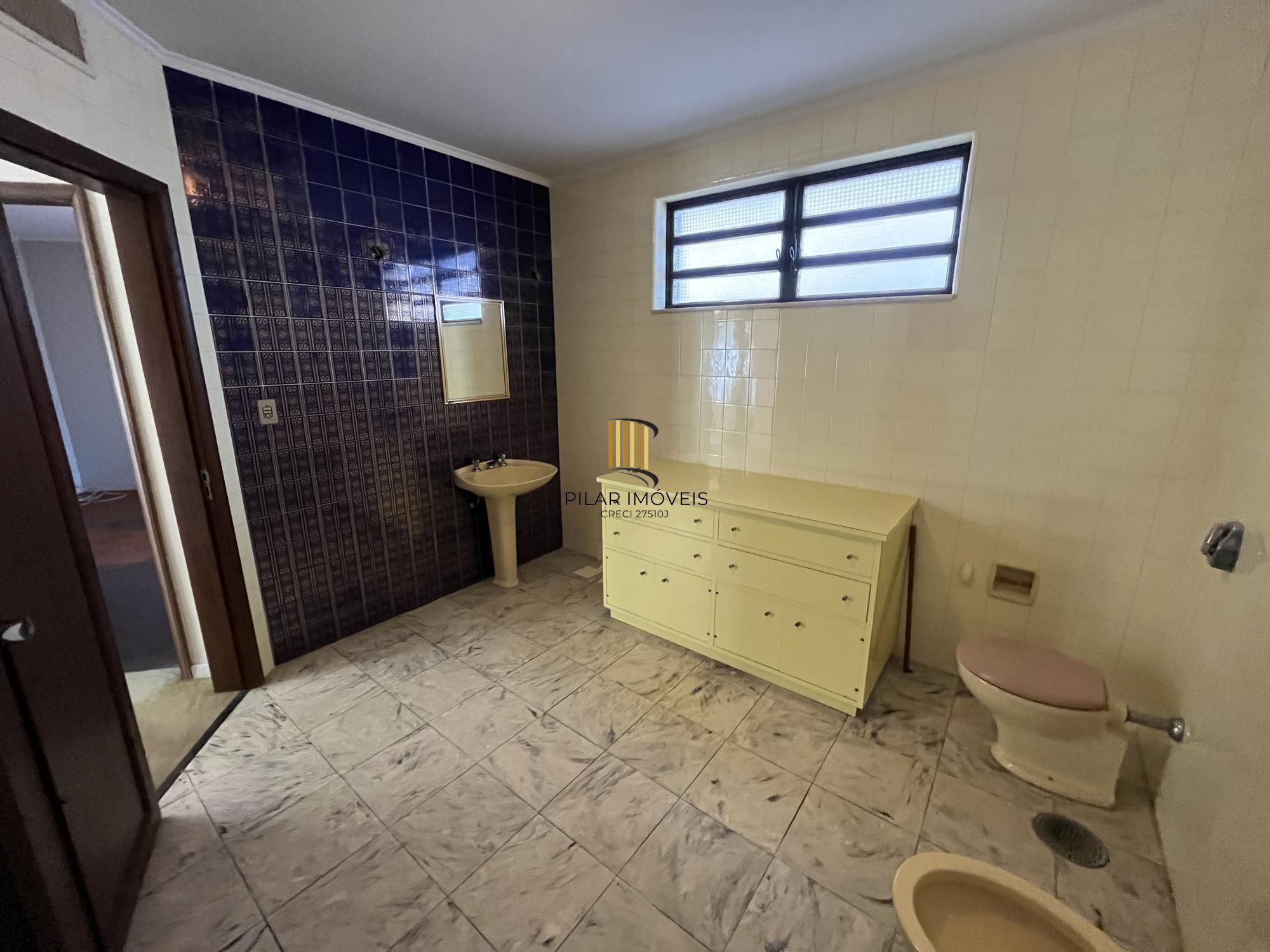 Casa de 4 quartos, 2 suítes e 2 vagas de garagem no bairro Boa Vista em POA