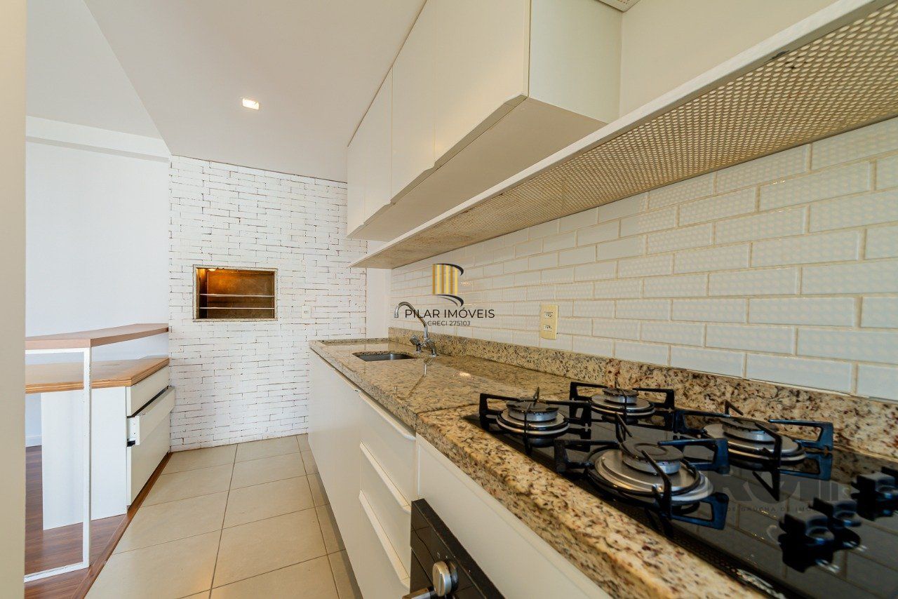 Apartamento de um quarto, suíte e uma vaga de garagem no bairro Santa Cecilia em Porto Alegre.