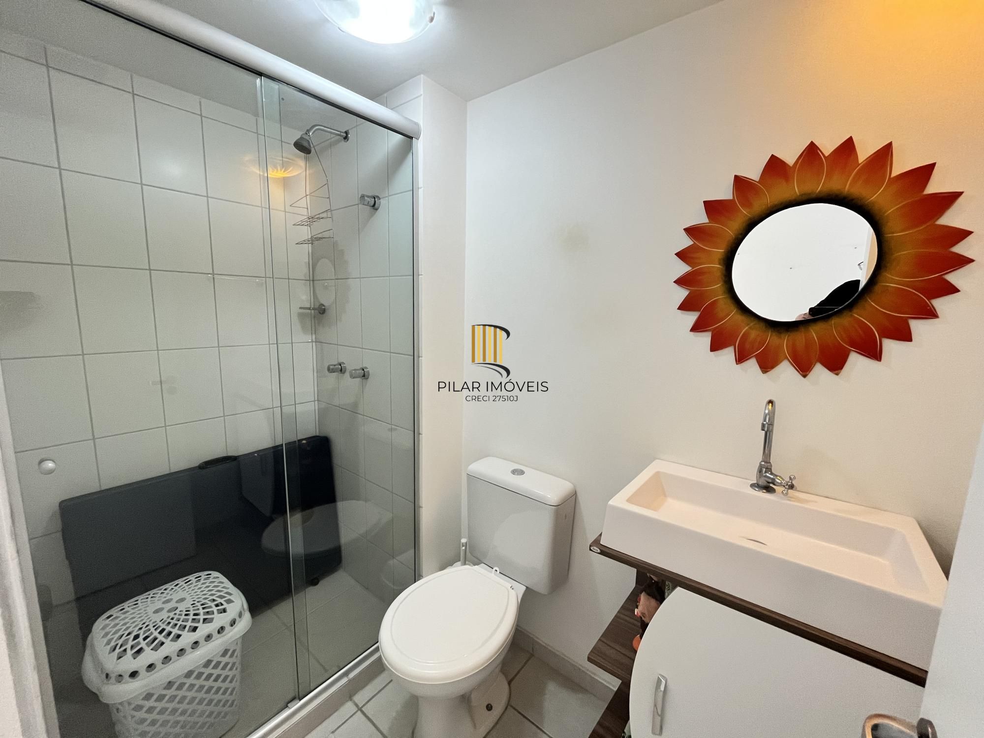 Apartamento de 2 quartos, suíte e 1 vaga de garagem no bairro Azenha em POA/RS