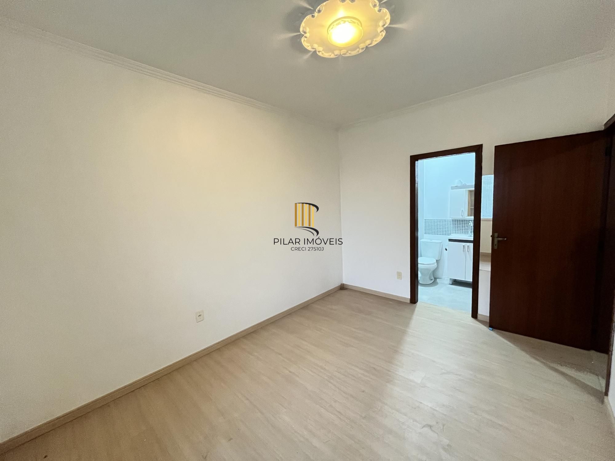 Apartamento desocupado de 1 dormitório, no bairro Azenha em Porto Alegre