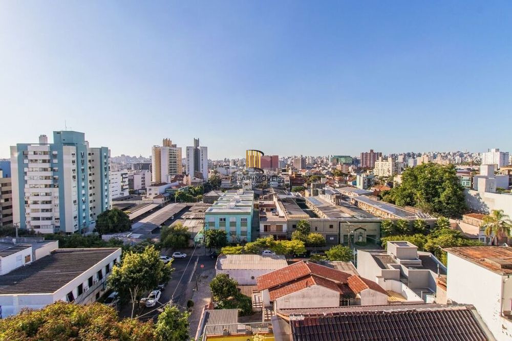 Apartamento de 2 quartos, suíte e 1 vaga de garagem no bairro Azenha em POA/RS