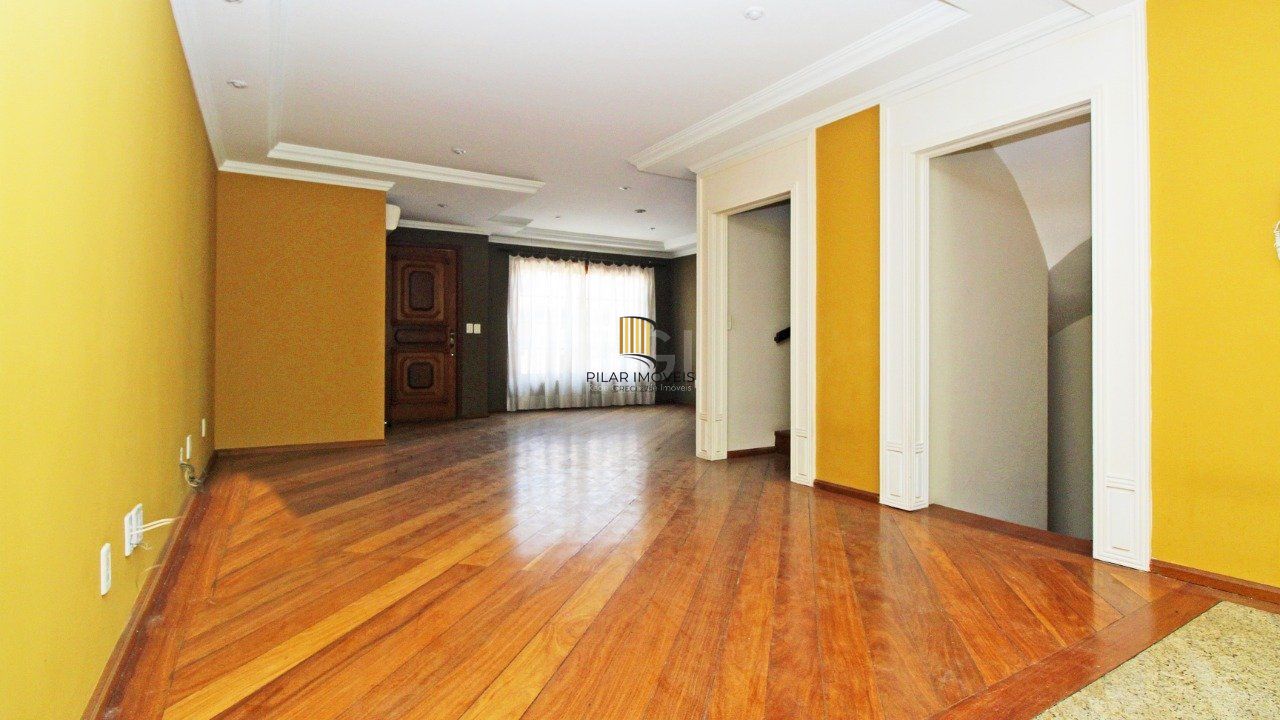   Excelente casa em condomínio com três (3) dormitórios, uma (1) suíte, duas (2) vagas de garagem próximo  ao Barra Shopping , no bairro  Cristal em Porto Alegre.
