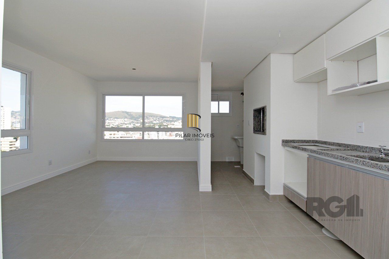 Apartamento de dois dormitórios, suíte e uma vaga de garagem no bairro Petrópolis em Porto Alegre.