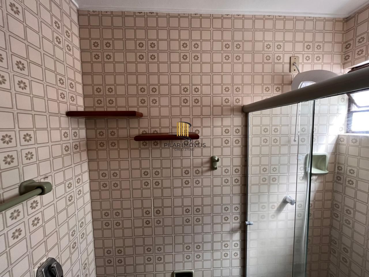 Apartamento de dois quartos e uma vaga de garagem no bairro Petrópolis em POA/RS