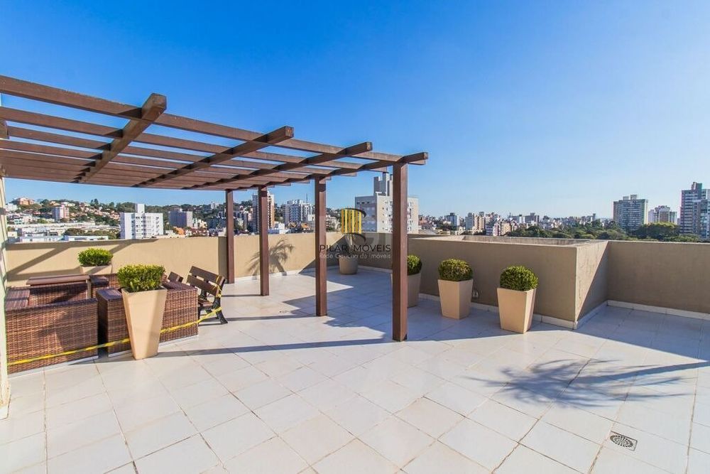 Apartamento de 2 quartos, suíte e 1 vaga de garagem no bairro Azenha em POA/RS