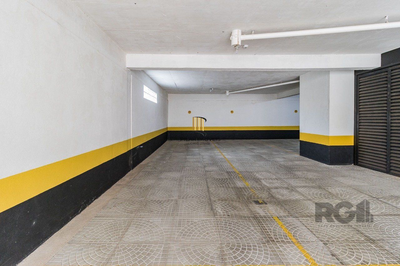 Cobertura de um dormitório, suíte e duas vagas de garagem no bairro Higienópolis em Porto Alegre.
