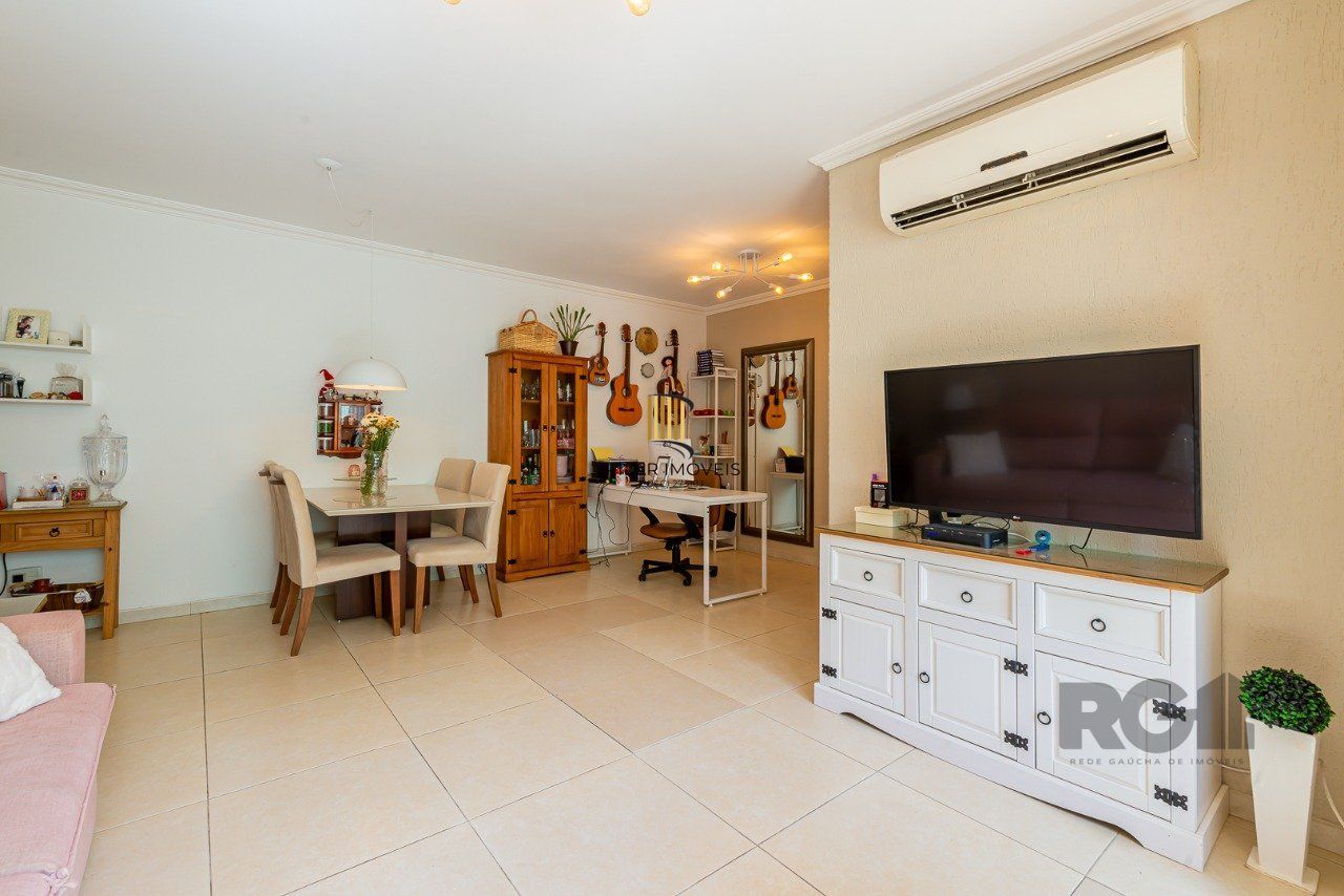 Apartamento de três quartos, suíte e uma vaga de garagem no bairro Petrópolis em Porto Alegre.