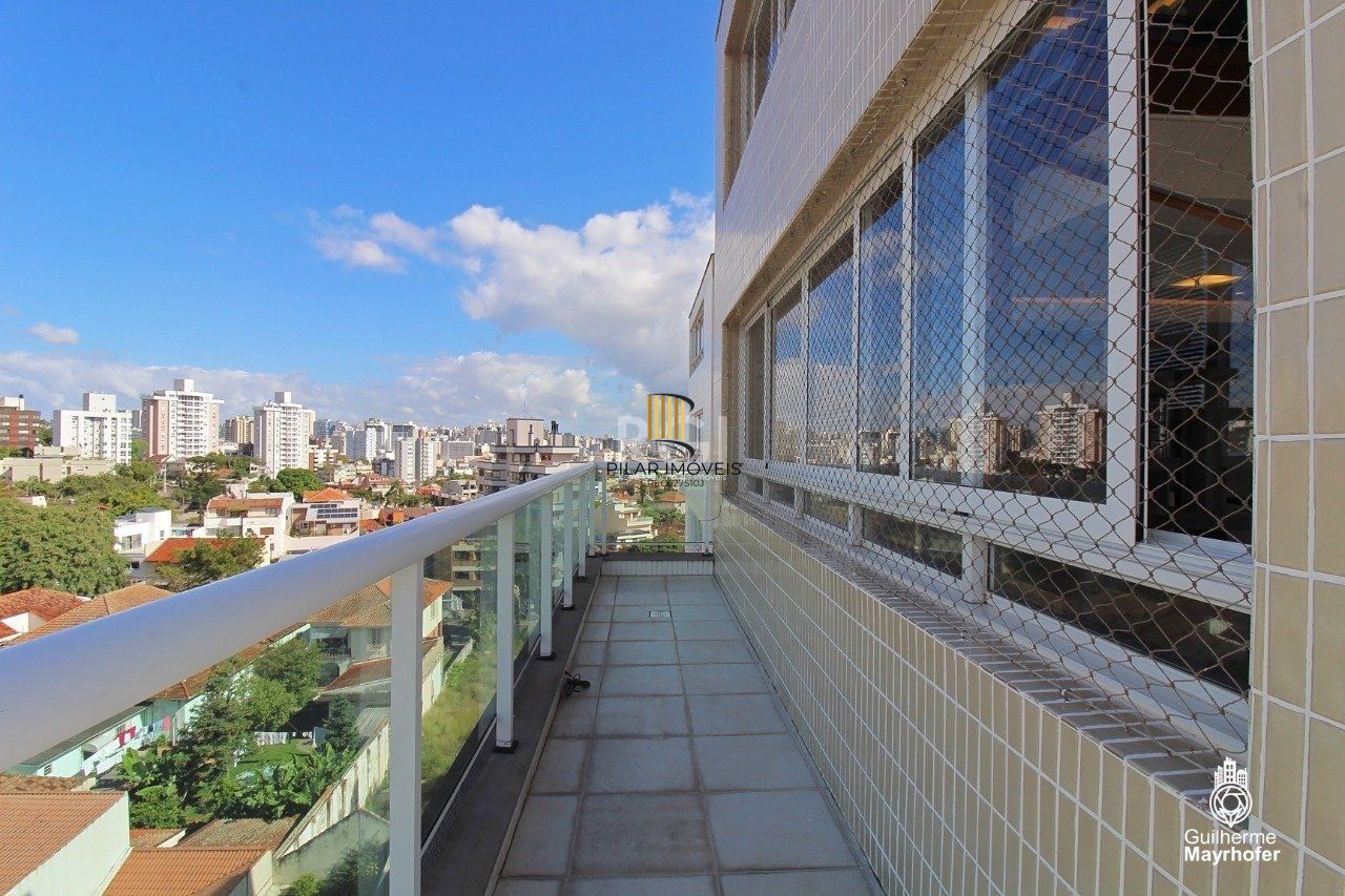 Cobertura de um dormitório, suíte e duas vagas de garagem no bairro Higienópolis em Porto Alegre.