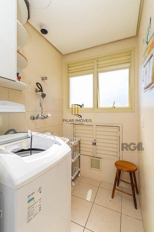   Apartamento de um quarto, suíte e uma vaga de garagem no bairro Menino Deus em Porto Alegre.