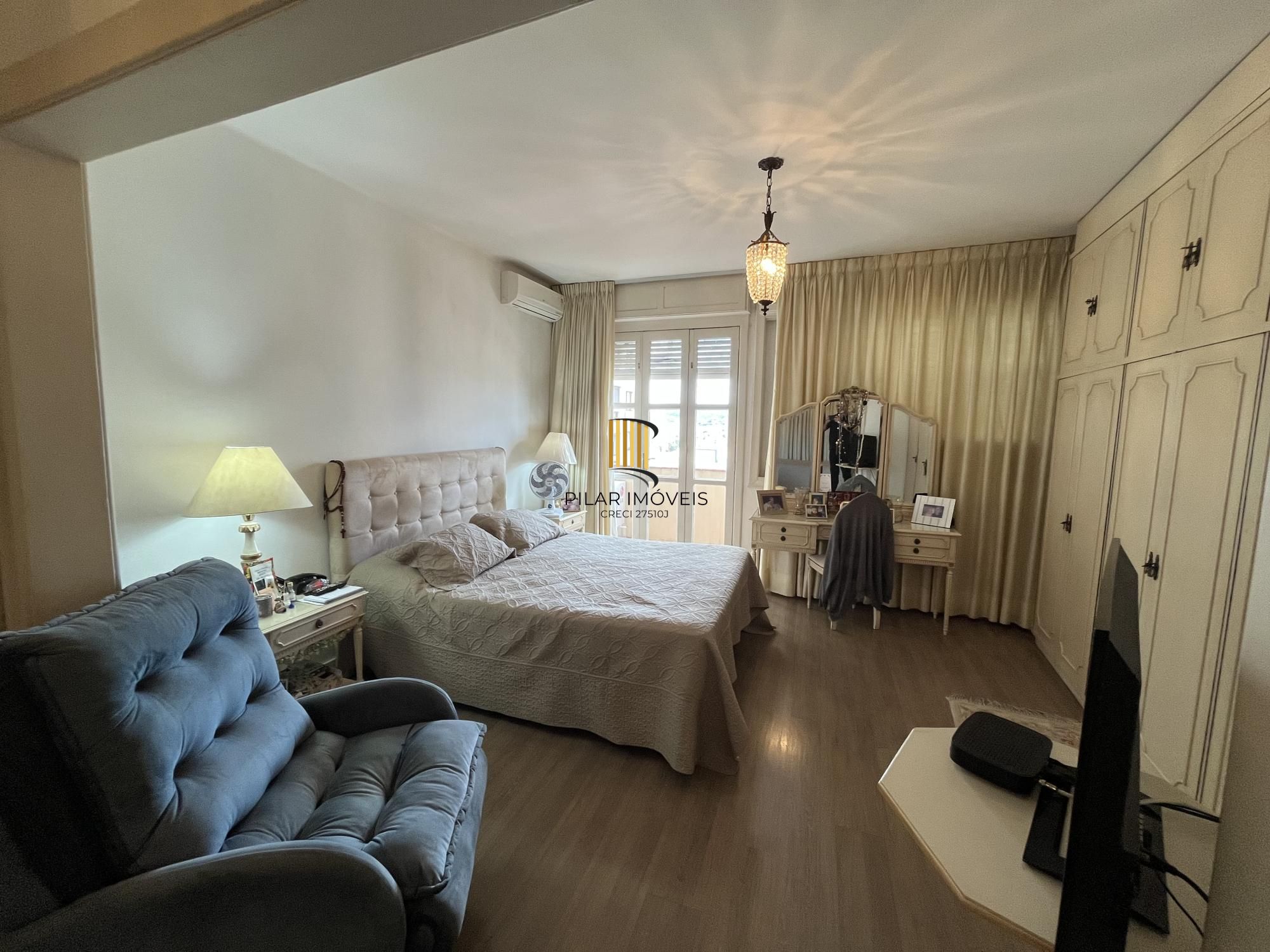 3 quartos, gabinete ou 4º quartos e 1 vaga de garagem junto ao Moinhos de Vento