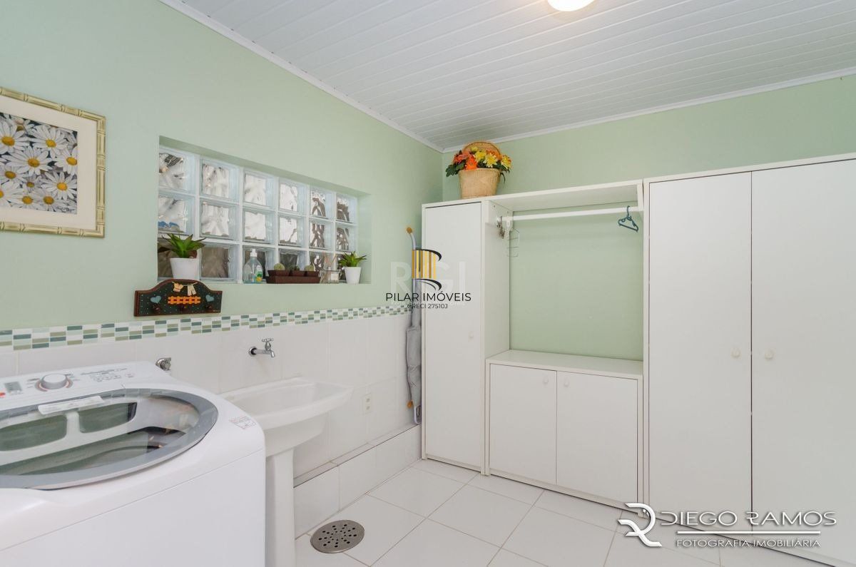 Casa para Venda - 216m², 4 dormitórios, sendo 1 suites, 4 vagas - Menino Deus