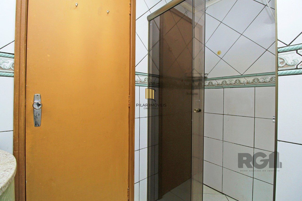 Vende Apartamento de cobertura duplex de 2 dormitórios com garagem escriturada e semi-mobiliado, no bairro Cidade Baixa.