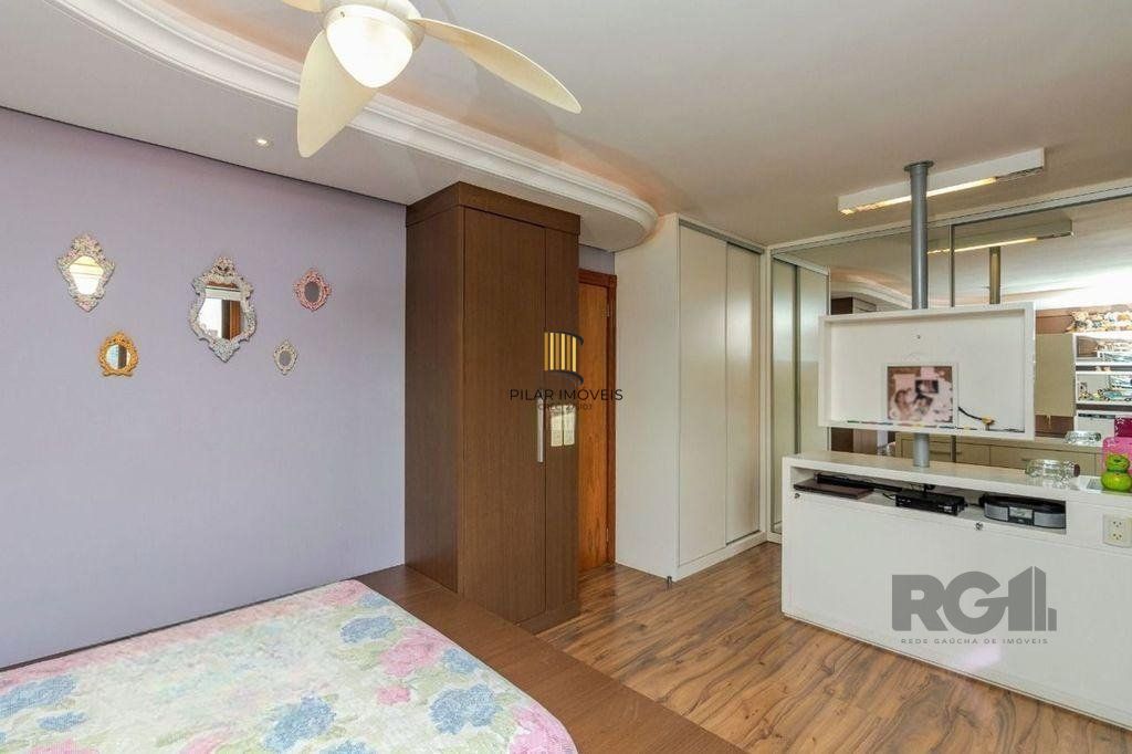 Apartamento de 138m² privativos, 3 dormitórios sendo 1 suíte. Living para 3 bons ambientes com espaço churrasco, sacada integrada e sala de estar. Cozinha com área de serviço separada.