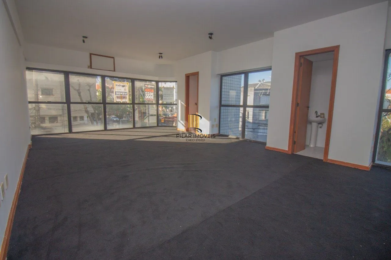 sala comercial com duas vagas de garagem e dois banheiros no bairro Petrópolis em Porto Alegre.