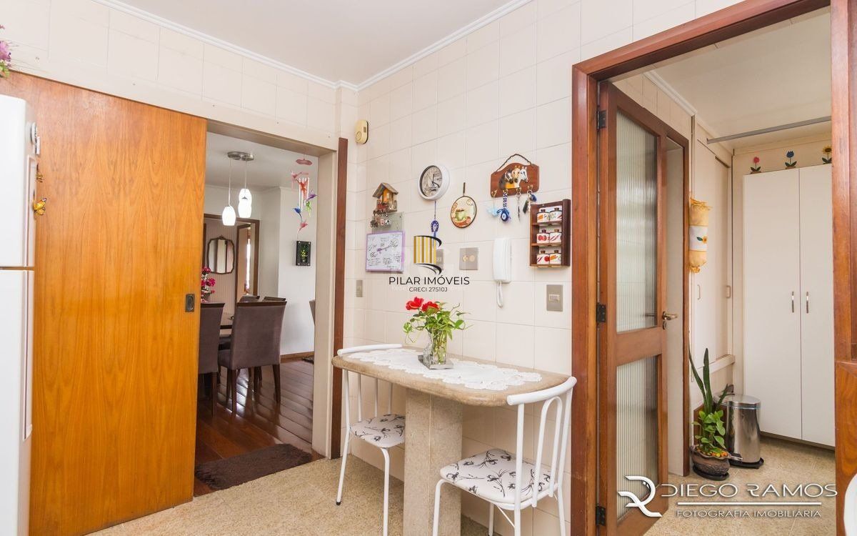 Apartamento de 2 dormitórios ,80 M² com possibilidade de transformação em 3 dormitórios. Living: Para dois ambientes e estar íntimo. Copa-Cozinha: Funcional e bem equipada. Ampla Área de Serviç