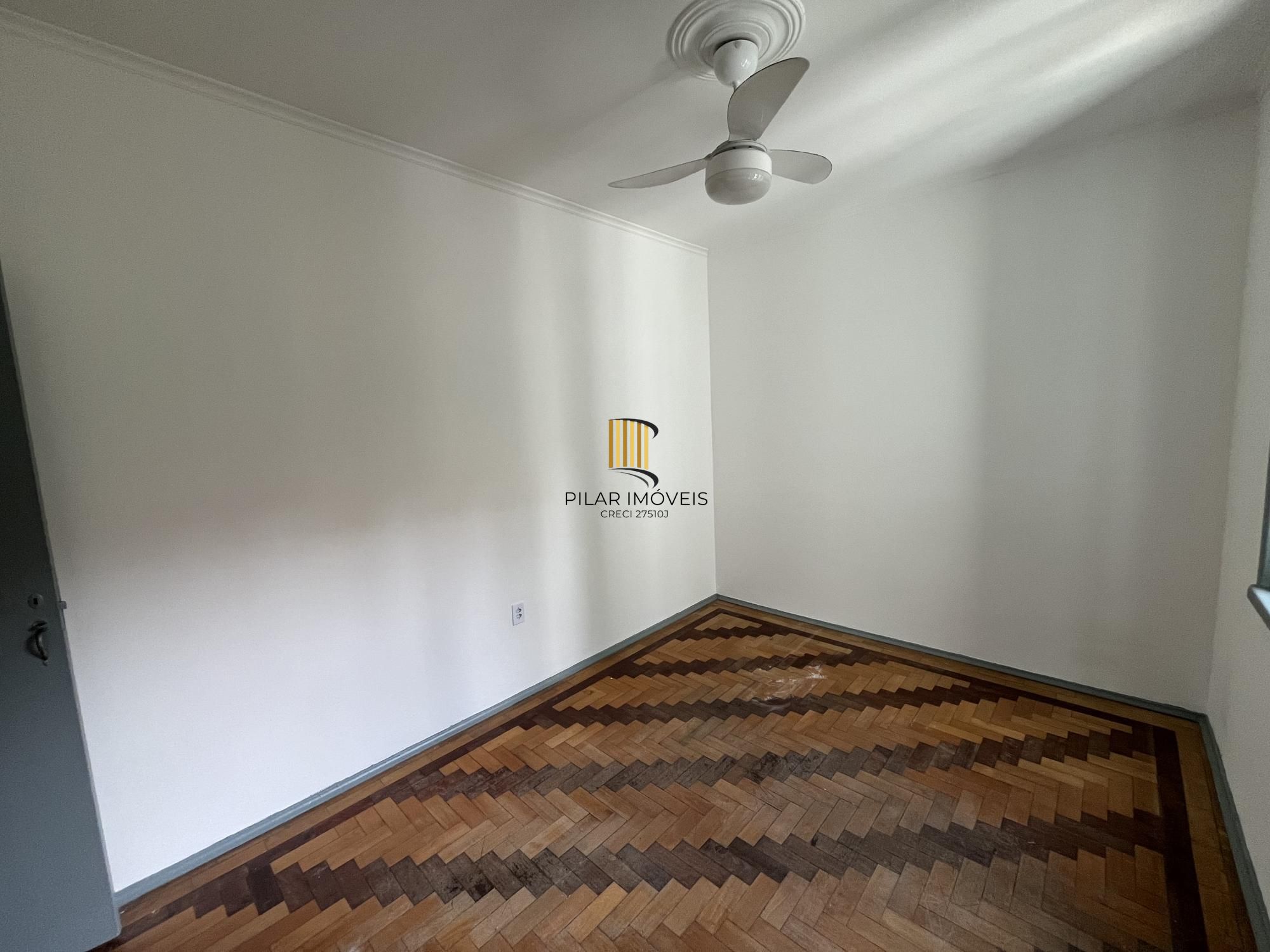 Apartamento de dois quartos em prédio com elevador no bairro Bom Fim em POA/RS